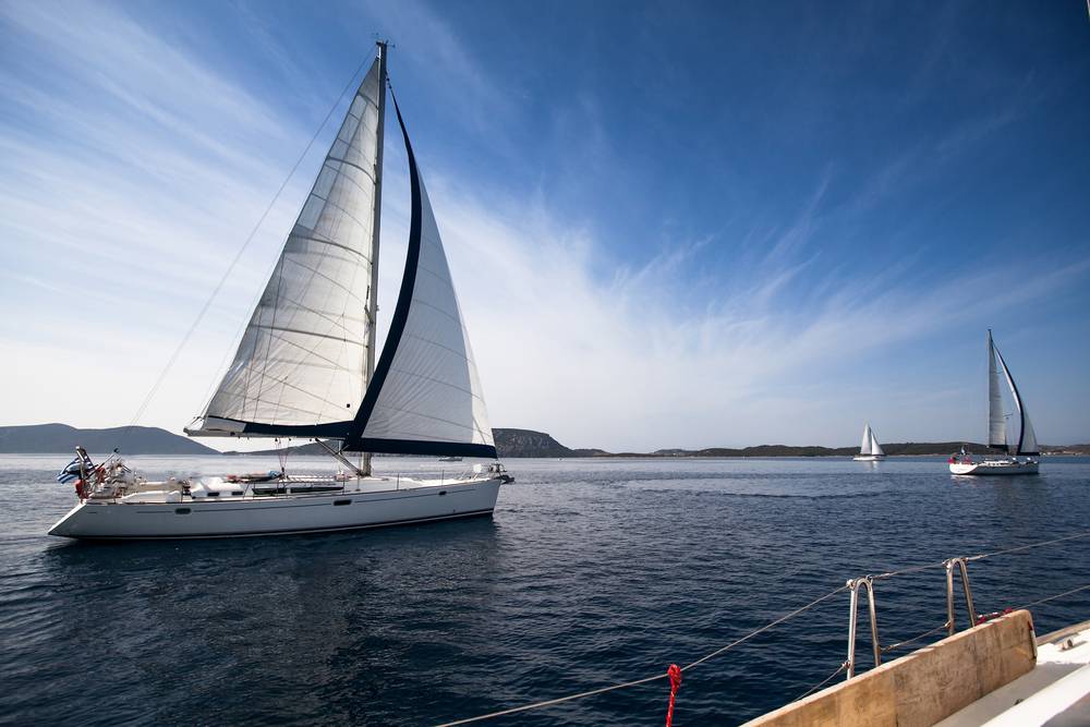 Acheter un yacht monocoque : le guide complet pour choisir le voilier de vos rêves