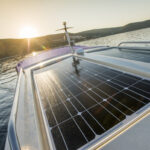 Pont d’yacht de luxe avec panneau solaire